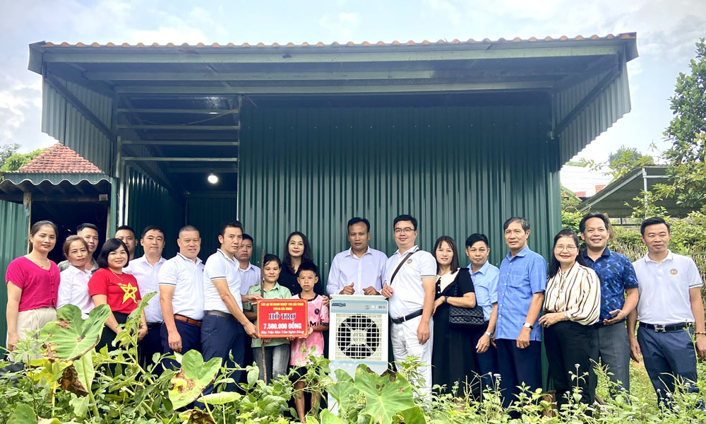 Bắc Giang: 97 trẻ khuyết tật, trẻ mồ côi được tặng quà, học bổng nhân dịp năm học mới